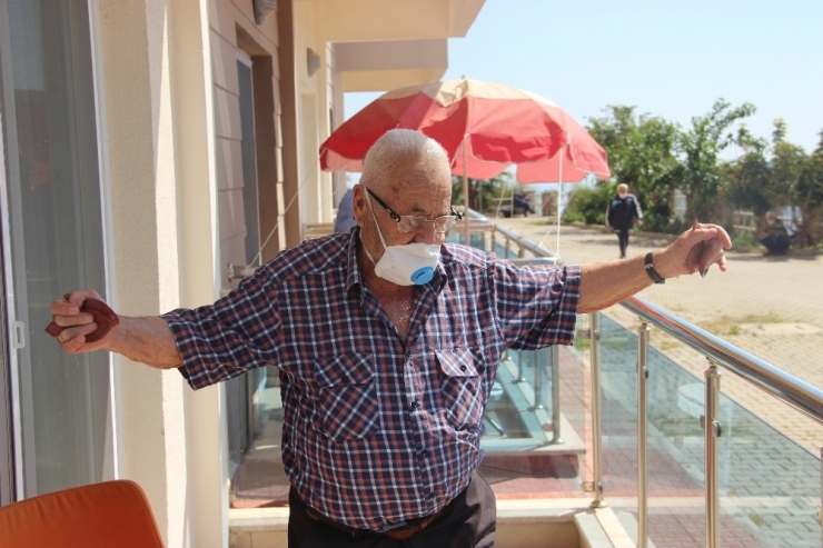 Sokağa Çıkamayan Huzurevi Sakinlerinin Eğlence Ayaklarına Geldi