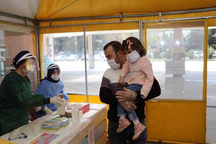 Gaziantep’te Hastane Girişlerinde Ücretsiz Maske Dağıtımı Başladı