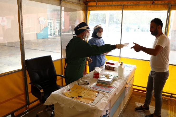 Gaziantep’te Hastane Girişlerinde Ücretsiz Maske Dağıtımı Başladı