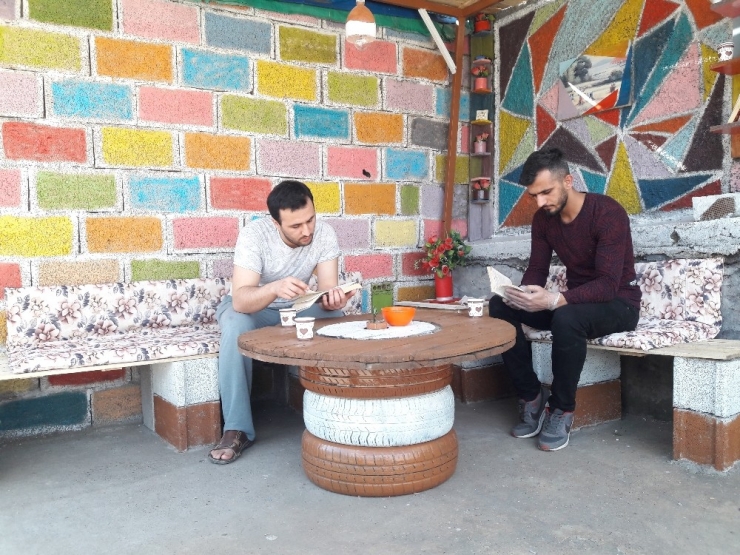 Karantinada Sıkılan Kardeşler Atık Malzemelerden Çardak Yaptı