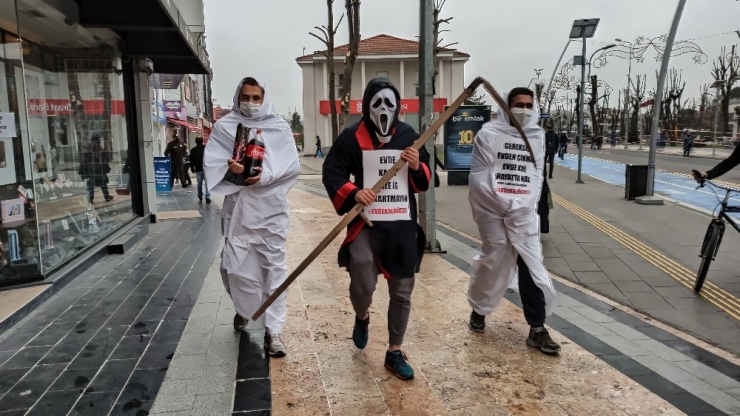 Sokağa Çıkma Yasağında Yaşananları Kostüm Giyerek Anlattılar