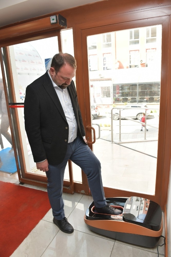 Çiğli Belediyesine Galoşsuz Girilmiyor