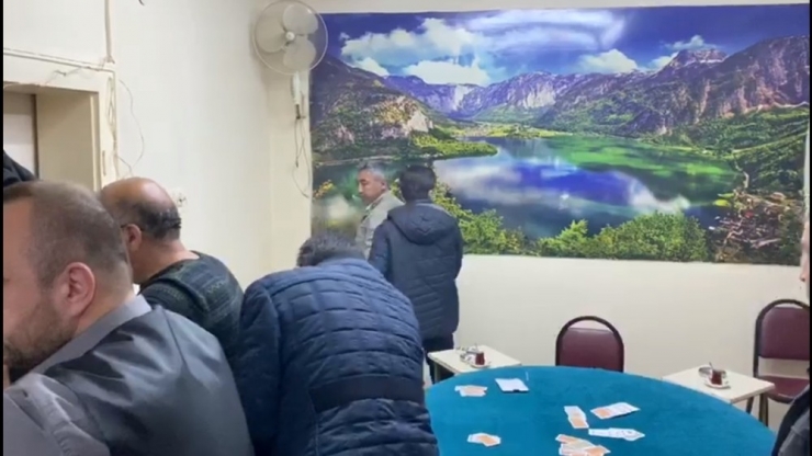 Kütahya’da Kumar Oynayan 14 Kişiye Toplam 44 Bin 100 Liralık ’Sosyal Mesafe’ Cezası