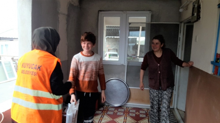 Kuyucak Belediyesi Öğrencinin Test Kitabı İsteğini Yerine Getirdi