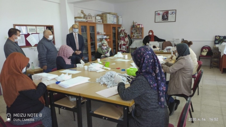 Gördesli Kadınlar Gönüllü Olarak Maske Üretiyor