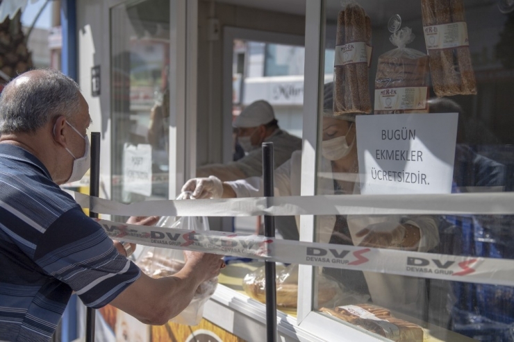 Gizli Hayırsever Parasını Ödedi, 5 Bin Ekmek Vatandaşa Bedava Dağıtıldı