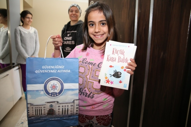 Polisin Kitap Jestine Öğrenciden Şiirli Teşekkür