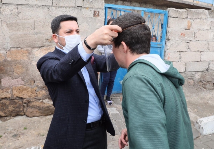 Belediye Başkanı Arı, Vatandaşlara Maske Dağıttı