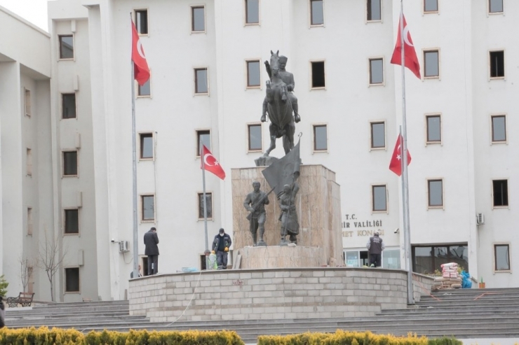 Hükümet Konağı Önünde Bakım Ve Yenileme Çalışmaları Sürüyor