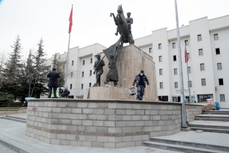 Hükümet Konağı Önünde Bakım Ve Yenileme Çalışmaları Sürüyor