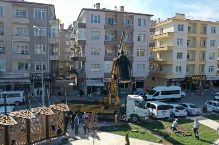 Damat İbrahim Paşa Heykeli Yeni Yerine Taşındı