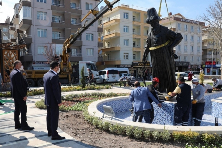 Damat İbrahim Paşa Heykeli Yeni Yerine Taşındı
