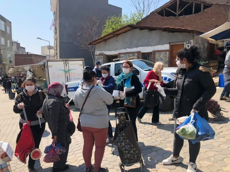 Pazar Yerinde Vatandaşlara Maske Ve Eldiven Dağıtıldı