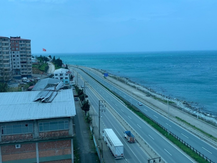 Rize’nin Pazar İlçesinde Fırtına Çatıları Uçurdu