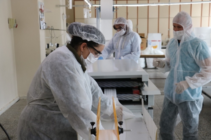 Kumaşı Sanata Çeviren Eller Şimdi Maske Üretiyor