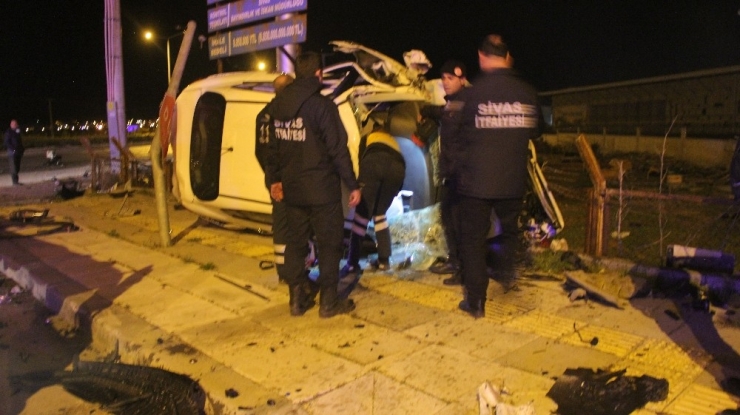 Sivas’ta Trafik Kazası: Polis Memuru Hayatını Kaybetti