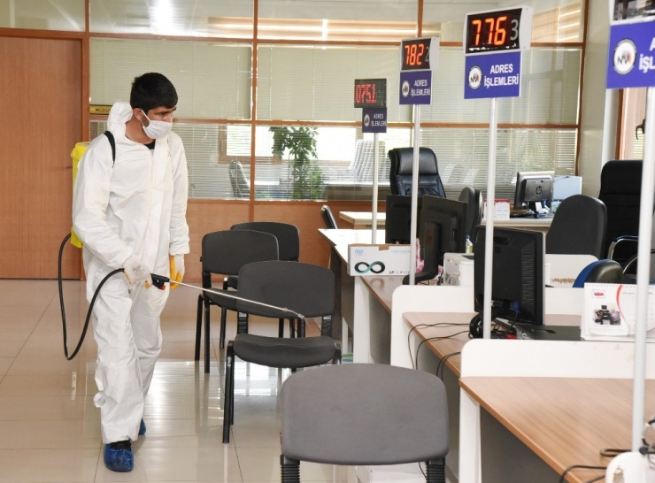 Toroslar Belediyesi Ekipleri, Kamu Binalarını Dezenfekte Ediyor