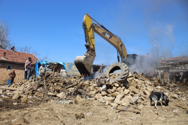 Elektrik Kablosundan Çıkan Yangın 2 Çocuklu Aileyi Evsiz Bıraktı