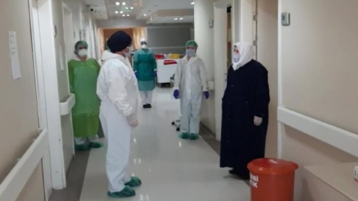 Uşak’ta Korona Virüsü Yenen Biri Doktor 5 Hasta Alkışlarla Taburcu Edildi