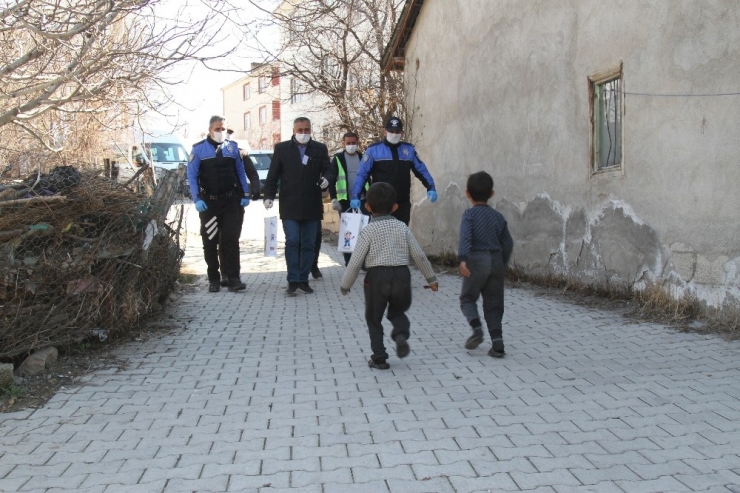 Polis Ekipleri Minik Kardeşlerin İsteğini Geri Çevirmedi