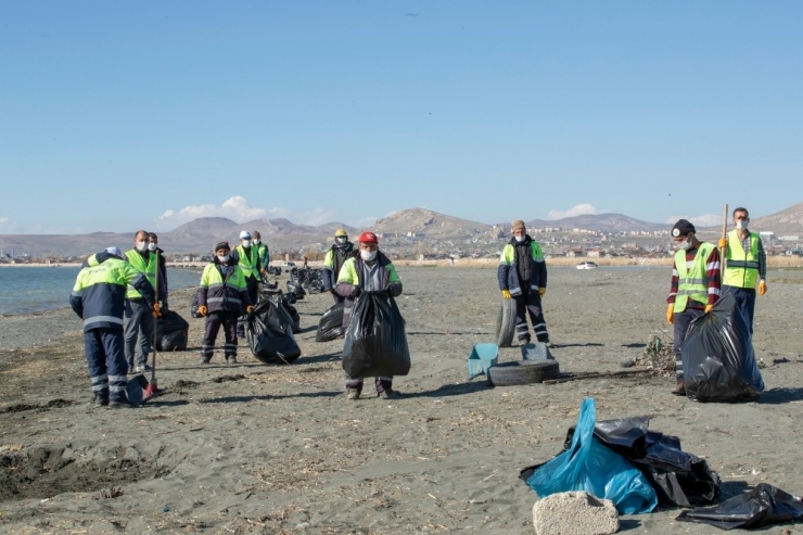 Van Gölü’nün 2 Bin 800 Metrelik Sahilinde 40 Ton Çöp Toplandı