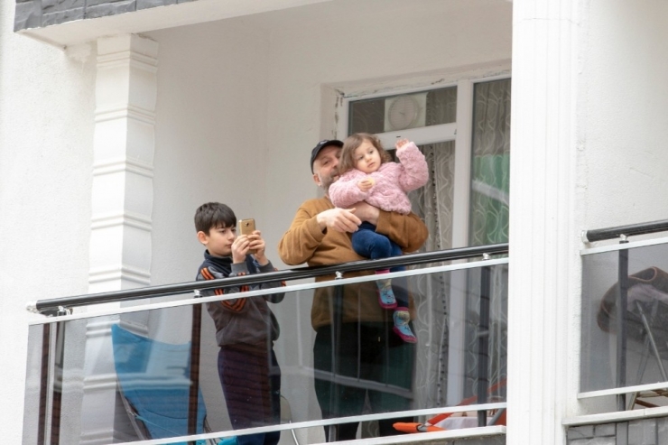 Van’da ‘Evde Kal’ Çağrılarına Uyanlar Müziğin Tadını Çıkardı