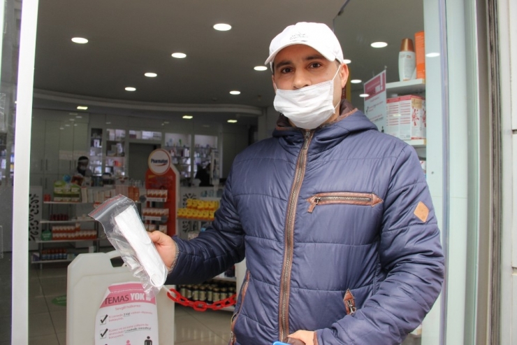 İzmir’de Yaklaşık Bin 300 Eczaneden 650 Bin Maske Dağıtıldı