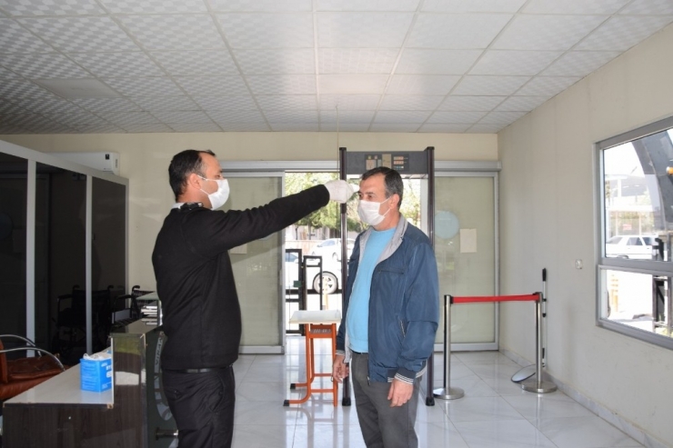 Belediyeye Gelenlerin Ateşi Ölçülüyor