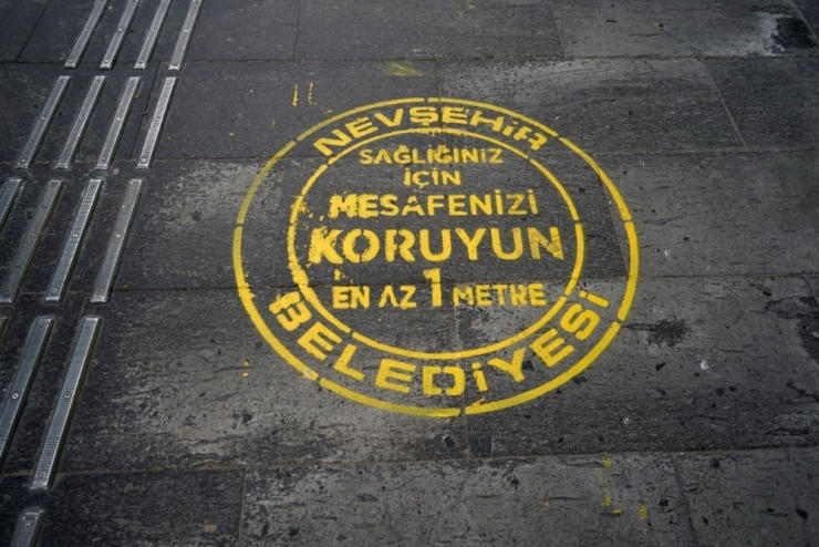 Nevşehir’de Kaldırım Ve Banka Önlerinde Sosyal Mesafe Uyarısı