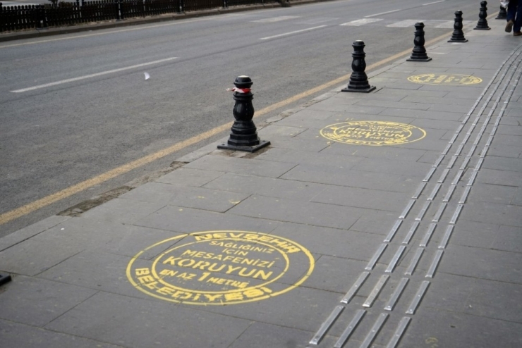 Nevşehir’de Kaldırım Ve Banka Önlerinde Sosyal Mesafe Uyarısı