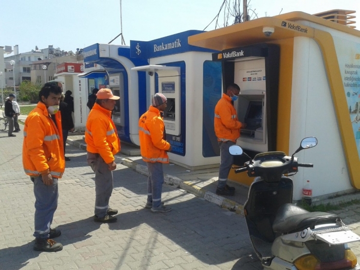 Yıllarca Gecikmeli Aldıkları Maaşları Artık 2 Gün Öncesinde Hesaplarına Yatıyor