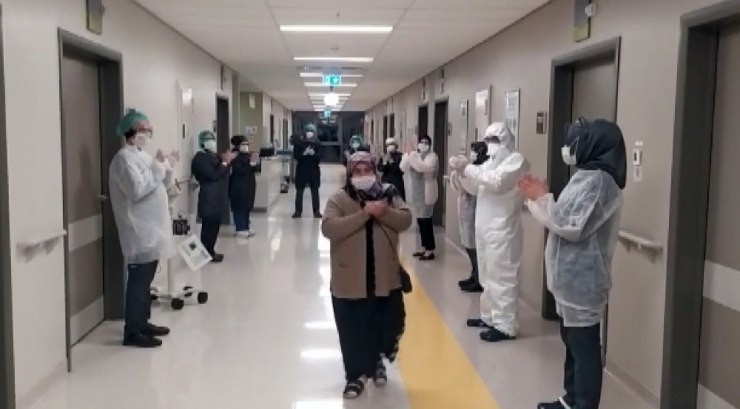 Yozgat’ta Virüsü Yenen Hastalar Alkışlar Arasında Taburcu Edildi