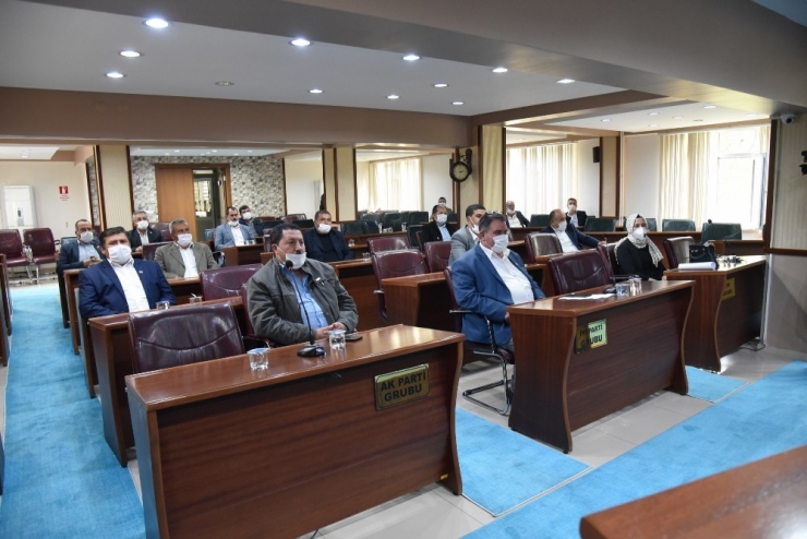 Yunusemre’den Muhtarlara Maske Dağıtımı