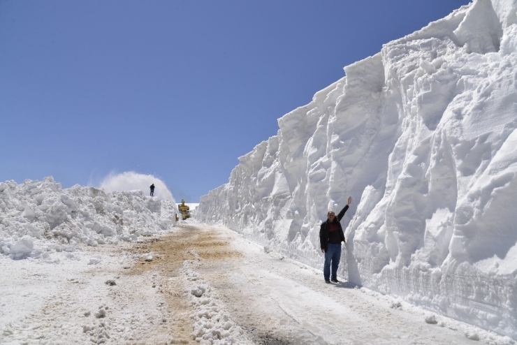 Muş’ta 8-10 Metre Yükseklikteki Karla Mücadele Çalışması