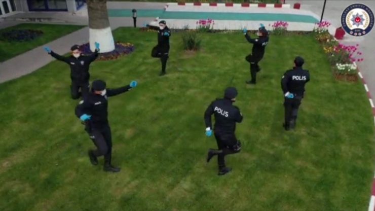 Polis, Sosyal Mesafeyi Koruyarak Zeybek Oynadı