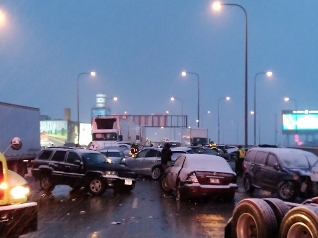 Abd’de Zincirleme Trafik Kazasında Yaklaşık 60 Araç Birbirine Girdi