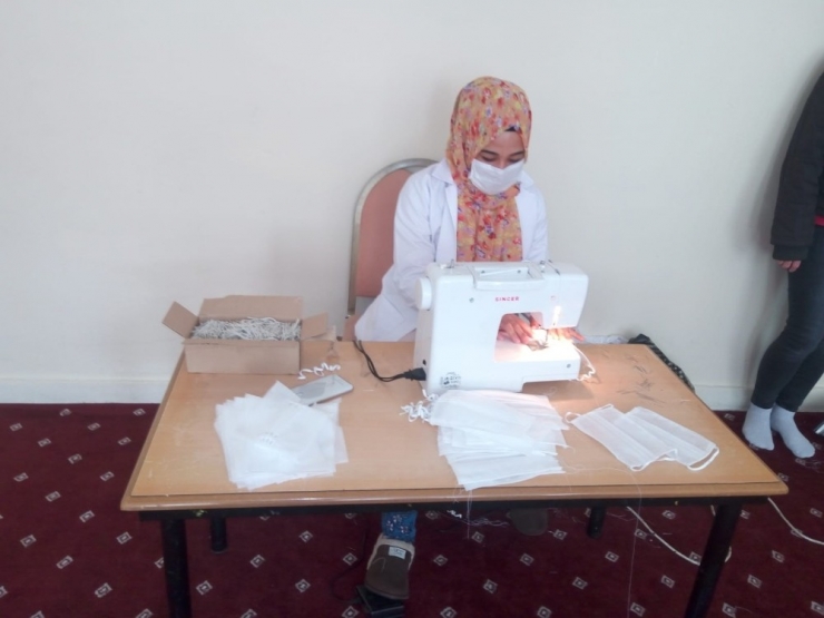 Feke’de Usta Öğreticilerin Maske Mesaisi