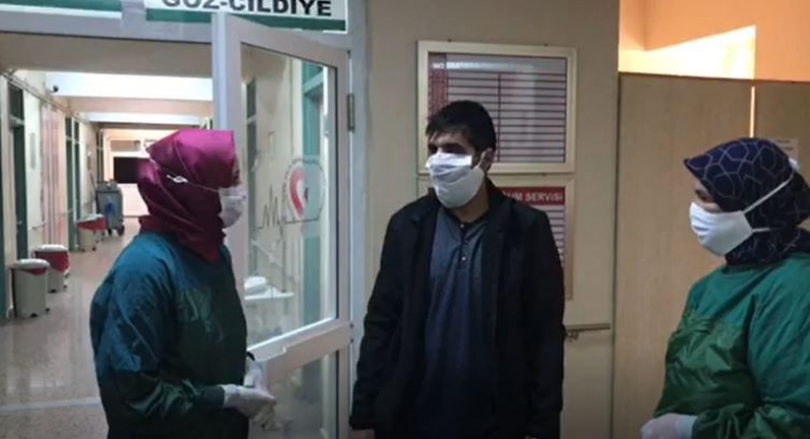 Afyonkarahisar’da Korona Virüsü Yenen Hasta Alkışlarla Taburcu Edildi