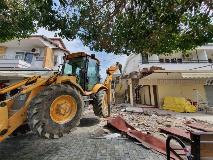 Alanya’da Mimari Projeye Aykırı Kaçak Yapı Yıkıldı