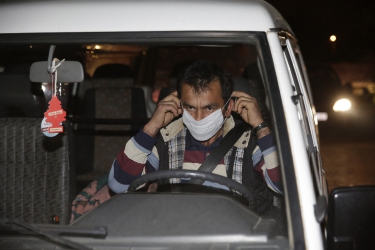 Büyükşehir Belediyesi Toptancı Hal’de Maske Dağıtımı Yaptı