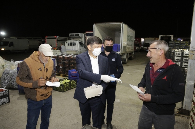 Büyükşehir Belediyesi Toptancı Hal’de Maske Dağıtımı Yaptı