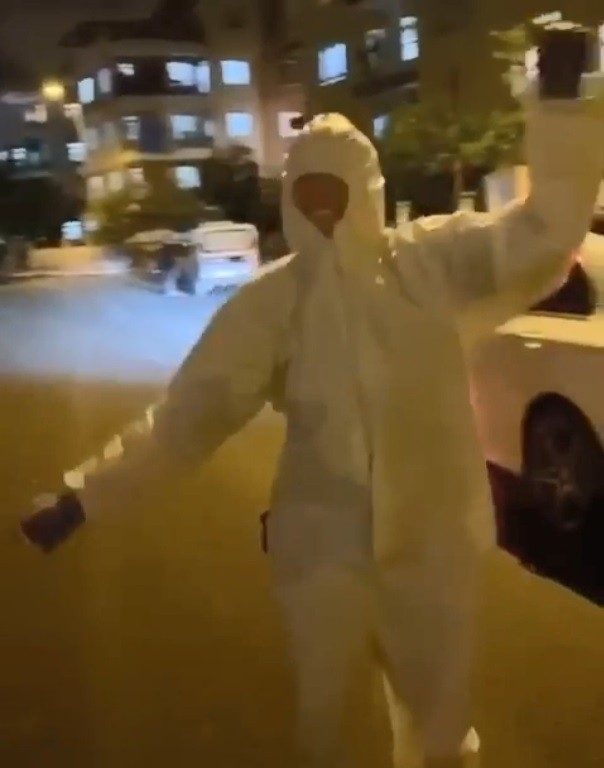 Evde Sıkılan Ablası İçin Koruyucu Tulumla Açık Hava Konseri Verdi