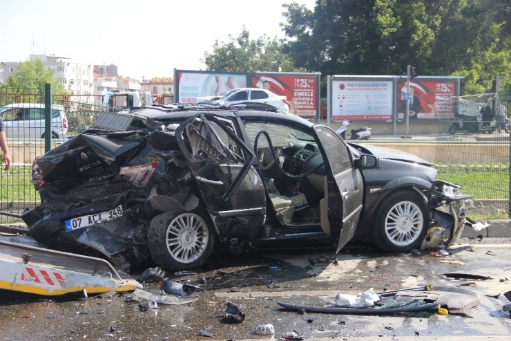 Otomobil Kırmızı Işıkta Bekleyen Araçlara Çarptı: 2 Yaralı