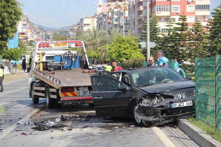 Otomobil Kırmızı Işıkta Bekleyen Araçlara Çarptı: 2 Yaralı