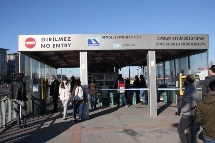 Metrobüs Kazası Nedeniyle Cevizlibağ’da Yolcu Yoğunluğu: Sosyal Mesafe Hiçe Sayıldı