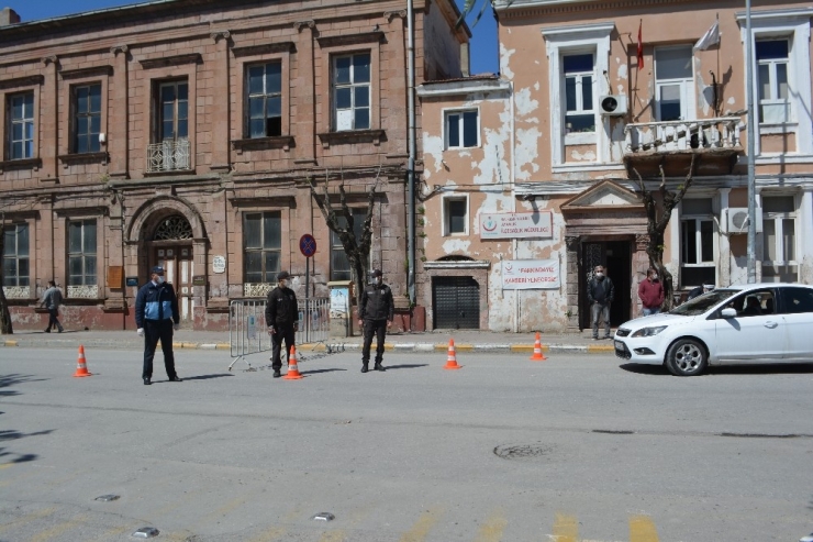 Ayvalık’ta Özel Araçlara Kovid 19 Freni