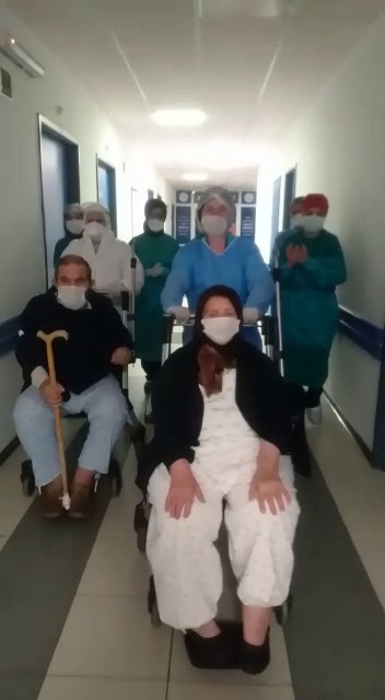 Korona Virüsü Yenen 80 Ve 81 Yaşındaki Çift Taburcu Edildi