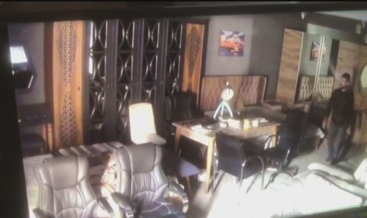 Sadaka Kutularını Böyle Çaldı