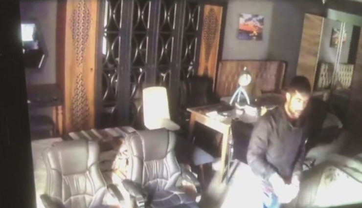 Sadaka Kutularını Böyle Çaldı