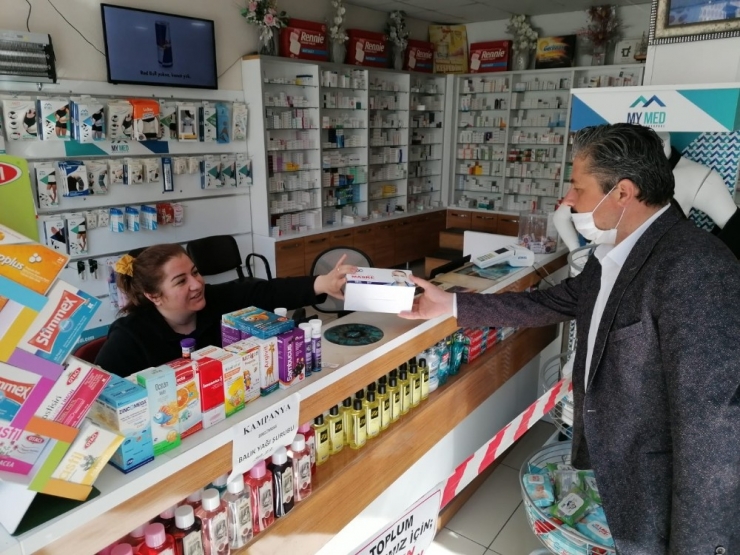 Bayramiç’te Eczanelere Ücretsiz Maske Dağıtıldı